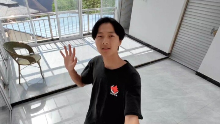 Perjalanan telah usai dan saya sudah pulang. Saya sedang menari di balkon. Saya harap Anda dapat ter