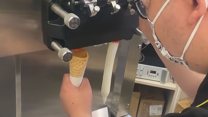 Saat aku tersenyum begini, sepuluh tahun pahala jadi sia-sia lagi!