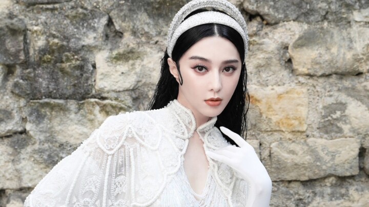Phạm Băng Băng diện chiếc váy cổ điển của Tony Ward tham dự show diễn của thương hiệu này. Một ngày 