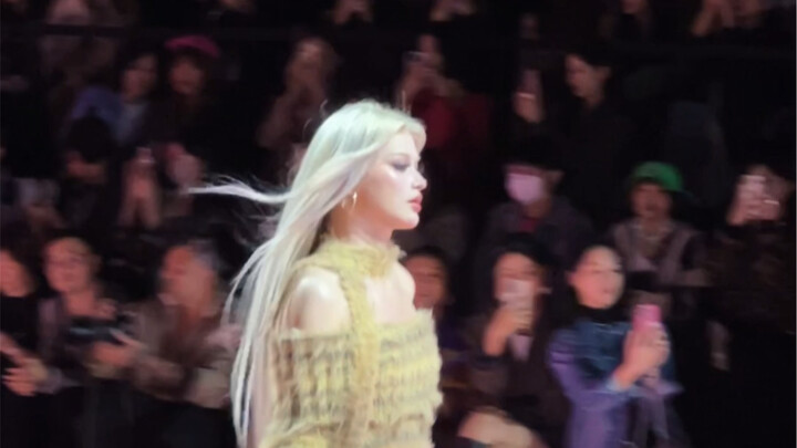 Lần đầu tiên trình diễn thời trang, hy vọng không phải lần cuối cùng…