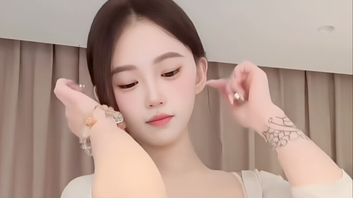 Student Xiaolong, a pure and beautiful girl named Baladou