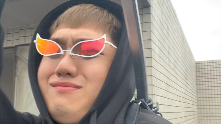 “Thẻ đã chấm rồi mà vẫn không rút ra được, chắc chắn là chưa ăn sáng đấy!”