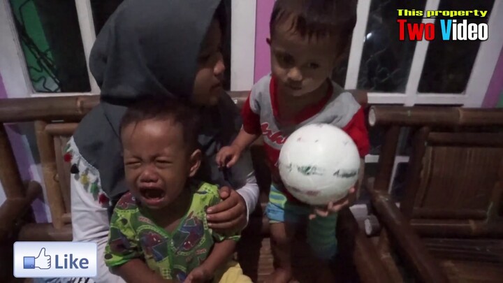 Anak kecil berantem sampai nangis lucu | Rebutan bola