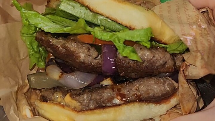 A street burger stand run by a Canadian at the night market? That’s seriously rare!