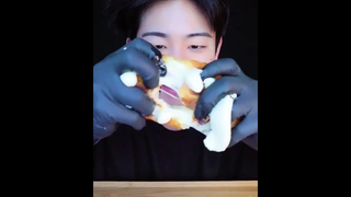 ทีหลังเธอไม่ต้องจับนะ เดี๋ยวเราป้อนให้เอง