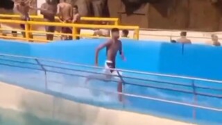 他来了，他来了，他带着音响跑来了