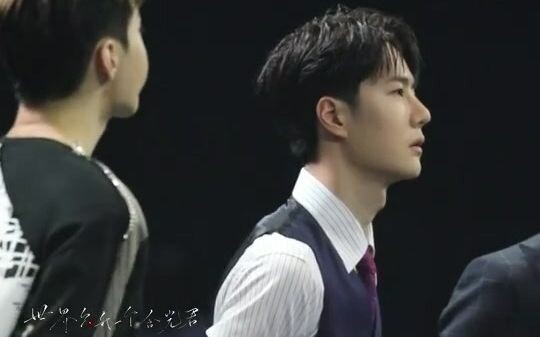 أعتقد أنه مجرد وقوفه هناك كفيل بإيقاف أنفاس الجميع — لقطات طعام من نهائي الموسم الرابع للرقص الحر ال