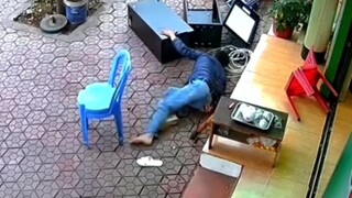 男子抽烟差点当场吃席，脑袋瓜子嗡嗡的吧。