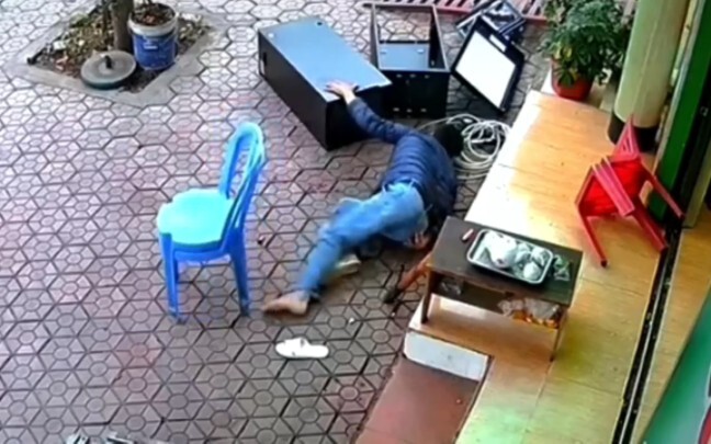 Người đàn ông hút thuốc suýt nữa thì ăn tiệc ngay tại chỗ, đầu óc ong ong rồi.