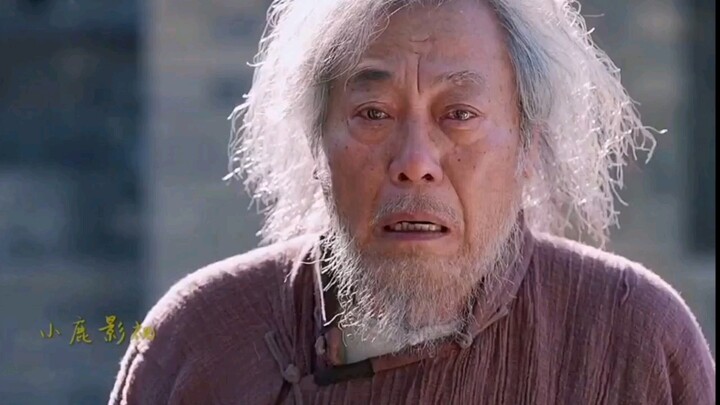 Ông ấy sa cơ lỡ vận, chấm đinh với nước tương mà ăn, lại còn bị vợ ly hôn. Quán rượu cũ