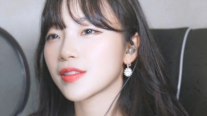 Miss Sister sang "Horizontal Line" in Japanese, with a sweet and clear voice like a clear stream, wh