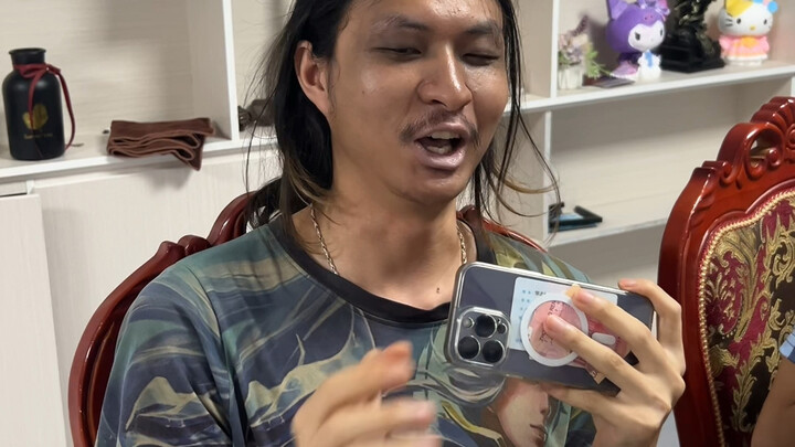 Paying salaries to Chinese server players