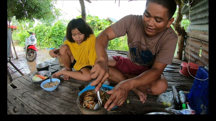 ตำกุ้งสดกุ้งสุกแซ่บๆ กินอยู่นาสายเปเล่