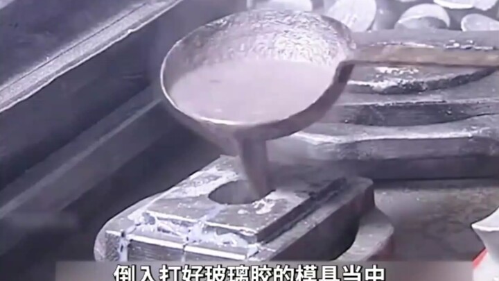 Corrupt officials pour small silver pieces into an iron pot and boil them over a roaring fire for 81