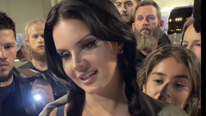 Đánh sấm: Có ai muốn tặng gì cho tôi không?   Fan: Trinh tiết của tôi.