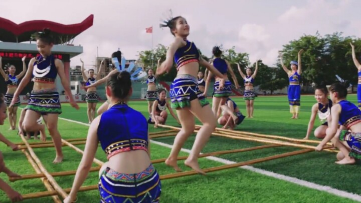 Middle school students perform the Bamboo Dance on campus! Their leaping figures and lively steps in