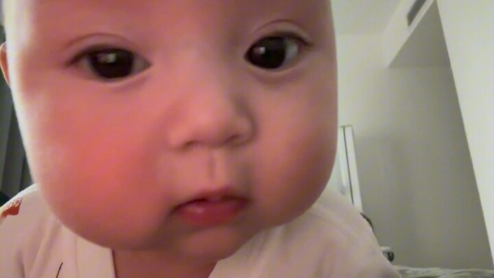 👶🏻：“这个手机怎么玩呀？”
