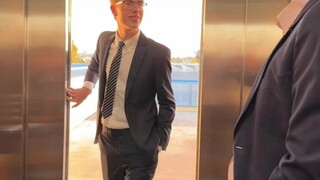 Làm thế nào để bước vào thang máy một cách mượt mà và phong cách