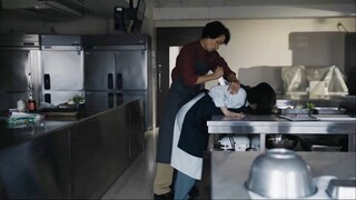 圣母心的女人不忍心切鸡肉，气得厨师拿刀扎她后背