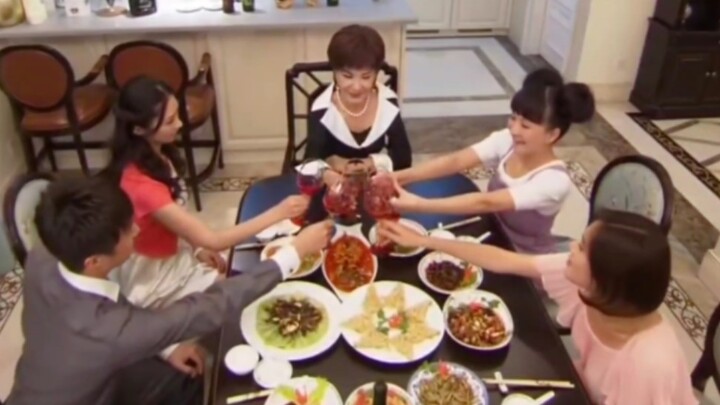ข้าพเจ้าขอประกาศว่านี่คือบรรยากาศอาหารค่ำวันส่งท้ายปีเก่าของบ้านซานซาน