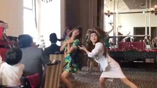 Một nhóm vũ công ba lê đã nhảy múa để làm cho đám cưới trở nên sôi động