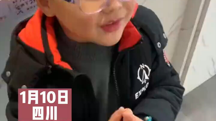 น้องชายวัย 5 ขวบเก็บเงินค่าขนมมาหลายเดือน เพื่อซื้อเค้กให้พี่สาว ทำให้พี่สาวดีใจสุดๆ ชาวเน็ตบอก: ช่ว