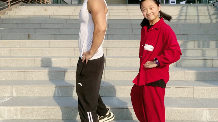 The father and daughter also came to join in the fun, hoping that everyone will rise step by step an