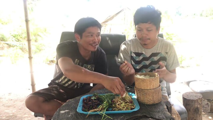 ทอดแมงกอกแนวหากินยากตำบักหุ่งแซ่บๆ