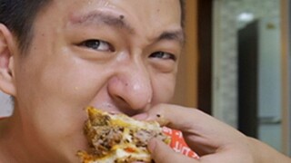 Challenge the devil's hell pepper burger! After eating one, I was sweating and crying.