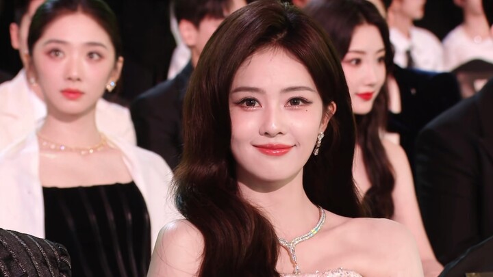 A close-up of a female celebrity is a top-tier visual feast—behind one beautiful face lies another.