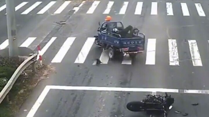 Bài học xương máu: Thật trùng hợp! Xe máy tông đuôi xe ba bánh, người lái ngã vào thùng xe và bị kéo