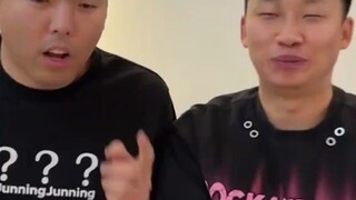 Một buổi đố vui và trả lời nhanh về thơ cổ trong ký túc xá diễn ra rất vui nhộn. Cư dân mạng nói: Hó