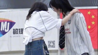 不晓得这俩人在害羞什么～