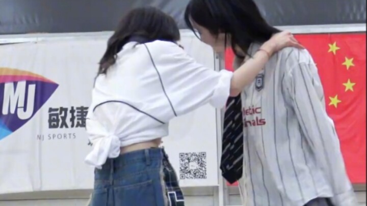 不晓得这俩人在害羞什么～