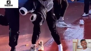 สนามกีฬาเปลี่ยนเป็น "แผ่นกาวดักหนู" ขนาดใหญ่ นักเรียนต่างตกเป็นเหยื่อ ท่าทางของนักเรียนหญิงคนหนึ่งทำ