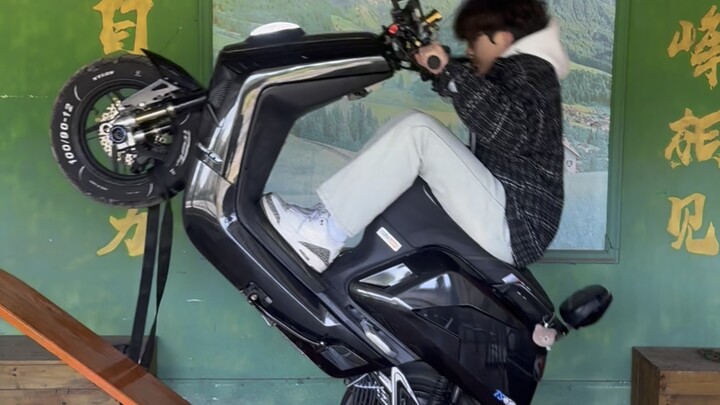 Tuan Muda, mulai sekarang tinggal di rumah aja dan santai-santai! Paman nggak perlu khawatir lagi ka