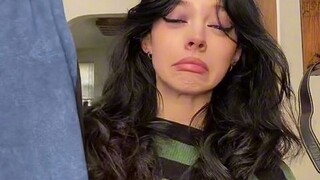 Sobat perempuan yang sangat pandai berpakaian, setiap padu padan busananya selalu mengejutkan karena