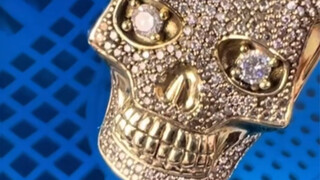 High-tech sonic cleaning skull diamond jewelry tells you how dirty it is in one second