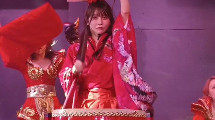 Ibu Mak memainkan drum taiko