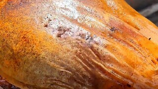 لحم خنزير قديم تآكله الزمن، ظهرت عليه ديدان بالفعل، وبعد فتحه لا استطعت مقاومة تذوق قطعة منه