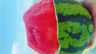 Peeling watermelon eggs at home! I finally got to peel the watermelon!!