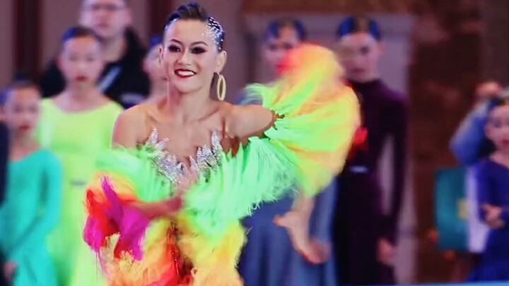 [Lu Xiaohan] Gaun bunga Duoduo sangat istimewa, seperti burung flamingo yang penuh gairah
