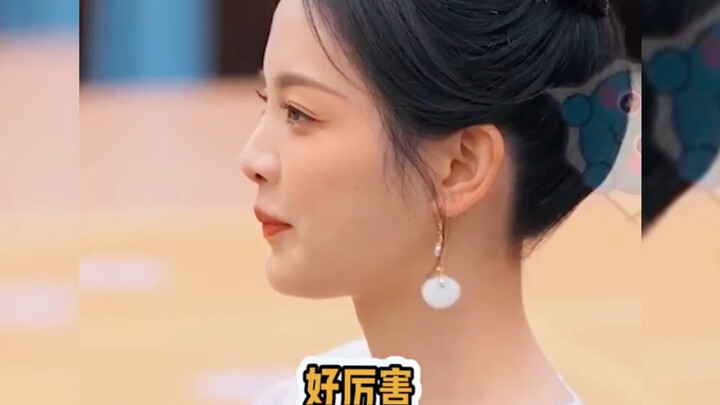 Cô ấy chưa từng thua trong chuyện này, đúng là một cô bé lanh lợi quá chừng~ Cái đầu này có cho mình