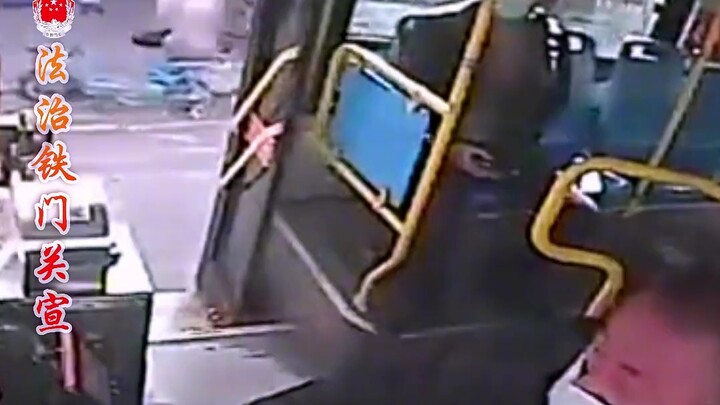 Pria Mabuk Tega Jadi “Sopir Bus”, Penumpang Ramai-Ramai Kooperatif Memindai Kode!