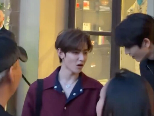 Here’s the full video of Zhang Hao saying to Zhang Linghe, “You’re so tall!” He even stepped up onto