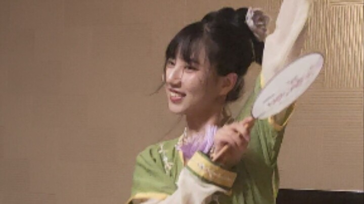 Performing talents at relatives' homes during New Year's greetings [First submission]