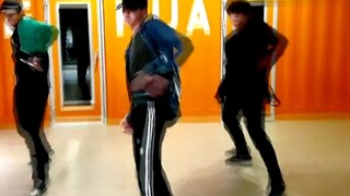 Tarian Wang Yibo membuat orang enggan untuk menekan jeda! Yibo yang pendiam menari dengan banyak sem