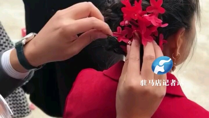 พิธีกรงานแต่งจัดทรงผมให้คุณแม่ของคู่บ่าวสาว ทำให้คุณแม่สวยปังสุดๆ!