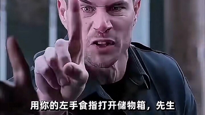 Anh ấy chỉ dùng một ngón tay đã lấy được chứng minh nhân dân?
