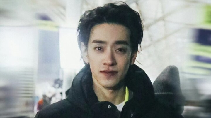 ดวงตาของเขาเหมือนจะหลั่งน้ำตาตลอดเวลา